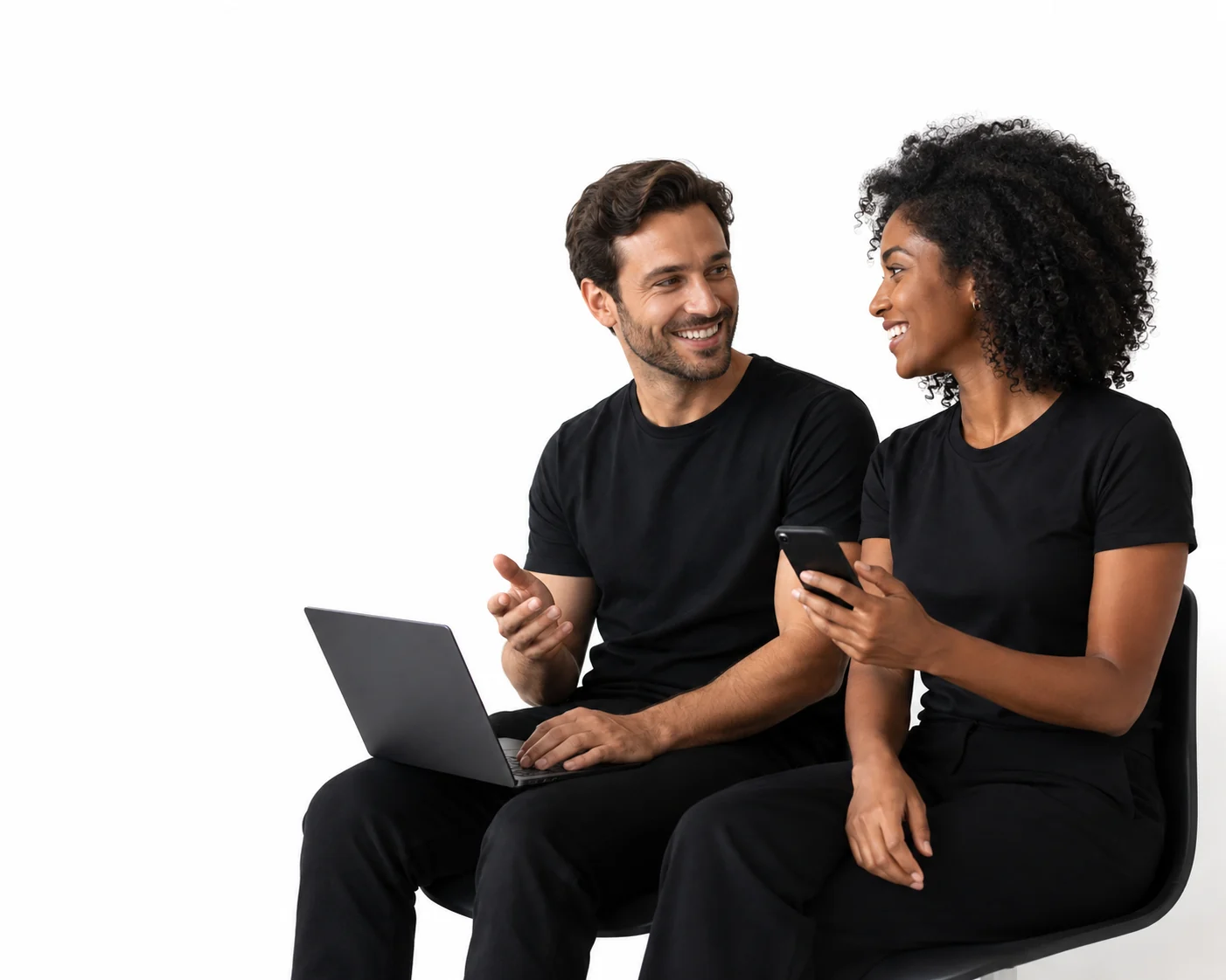 Sócios da OrizonOS trabalhando com notebook e celular.